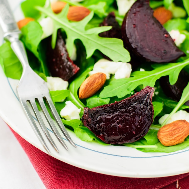 Salade de betteraves rôties, amandes, feta et roquettes