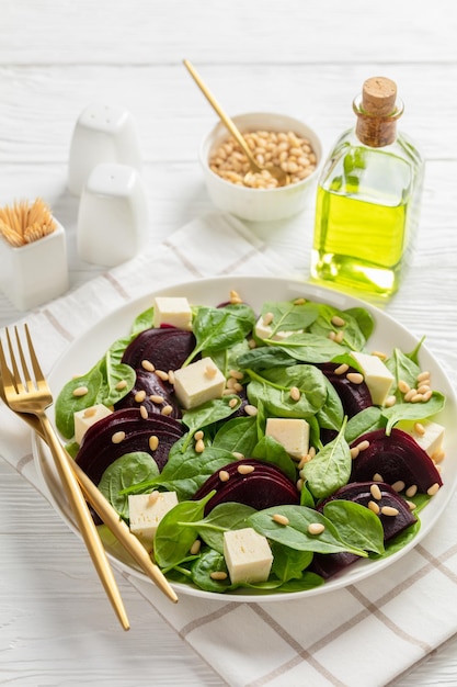 Salade de betteraves rôties aux pignons de feta épinards