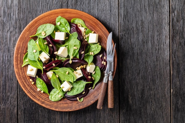 Salade de betteraves rôties aux pignons de feta épinards