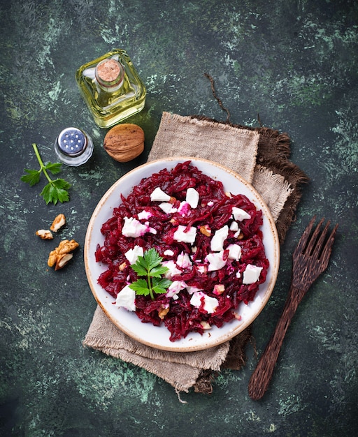 Salade de betteraves saine à la feta et aux noix