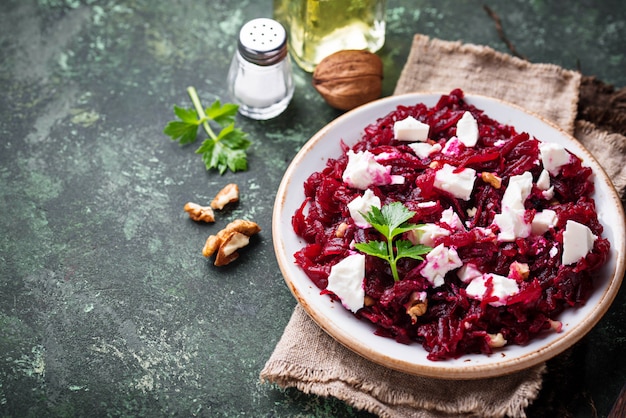 Salade de betteraves saine à la feta et aux noix