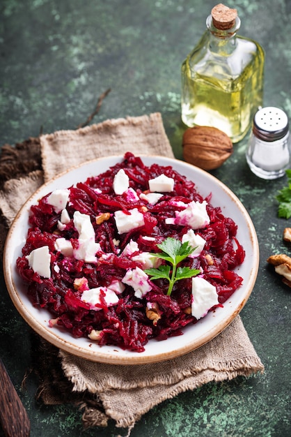 Salade de betteraves saine à la feta et aux noix