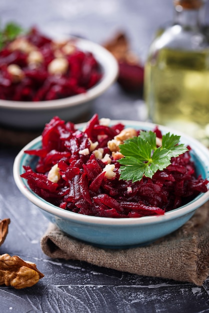 Salade de betteraves végétaliennes saine aux noix