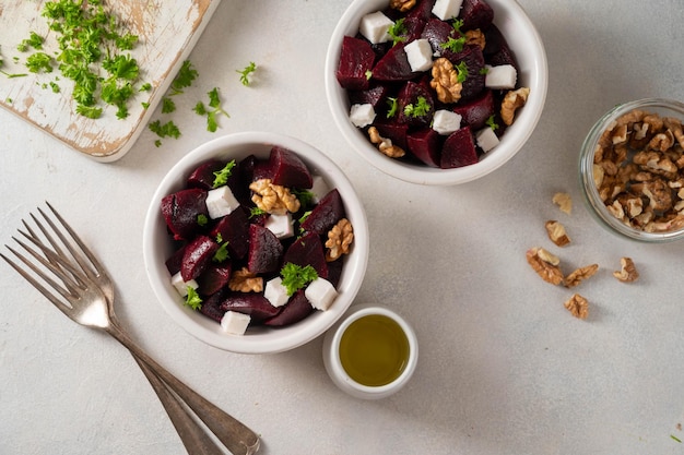 Salade de betteraves avec vue de dessus de fromage feta et noix