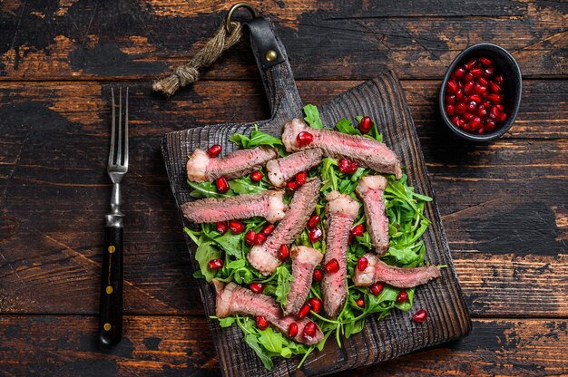 Salade de bifteck grillé avec roquette, grenade et légumes verts