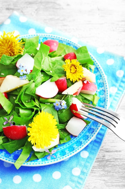 Salade bio légère avec des fleurs en gros plan