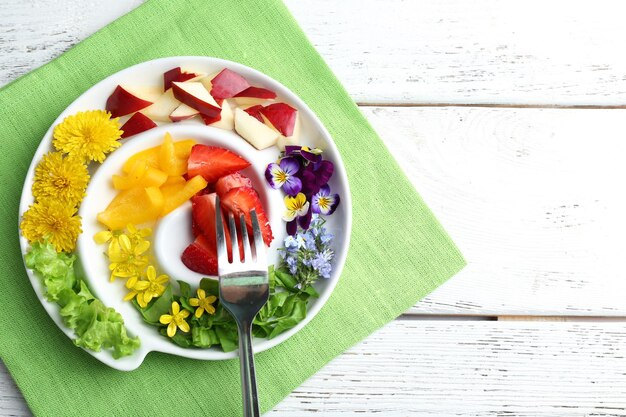 Salade bio légère avec fleurs en gros plan