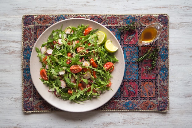 Salade biologique fraîche à la roquette et au quinoa.