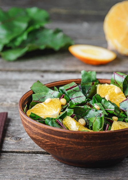 Salade de blettes fraîches et orange aux pignons