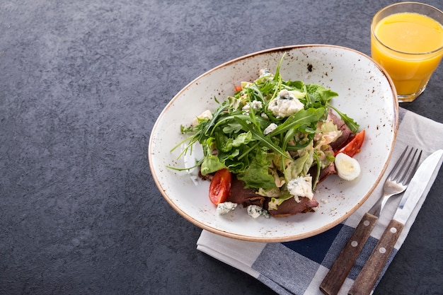 Salade de boeuf aux légumes et fromage.