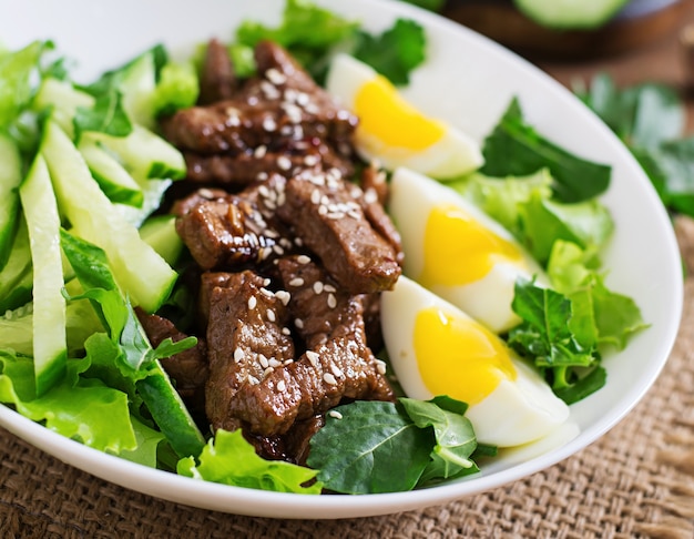 Photo salade de boeuf épicé, concombre et œufs à la asiatique.