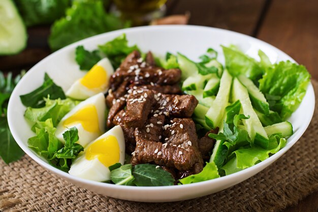 Salade de boeuf épicé, concombre et œufs à la asiatique.