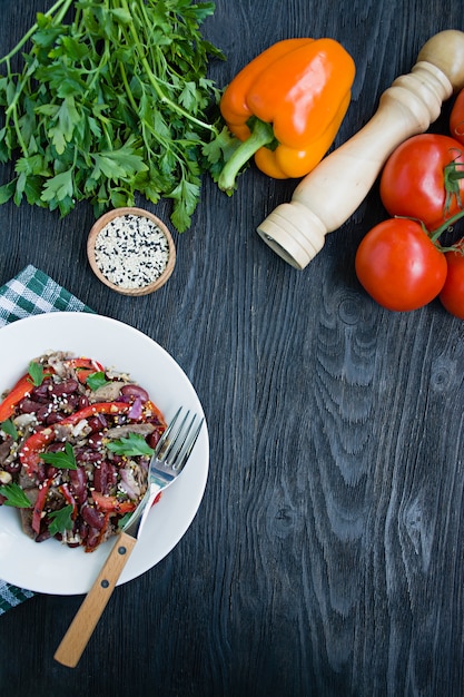 Salade de boeuf et haricots, poivron. Salade "Tbilissi", cuisine traditionnelle géorgienne.