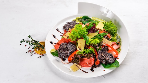 Salade de boeuf et légumes frais Sur une surface en bois Vue de dessus Espace libre pour votre texte