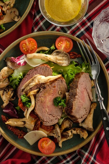 Salade de boeuf tiède aux pleurotes, tomates et légumes verts. Vue de dessus