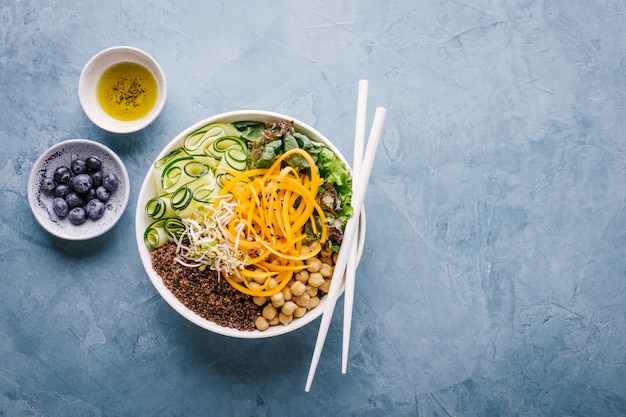 Photo salade de bol bouddha avec des légumes frais