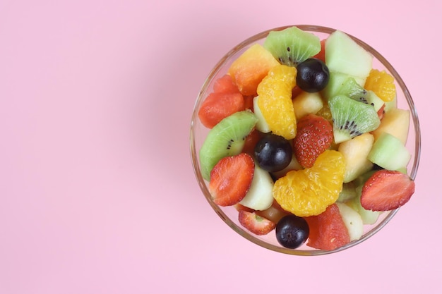 Salade buah Délicieuse salade de fruits avec des fruits frais sains dans un bol sur le gros plan de table