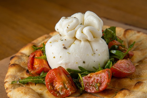 Salade Burrata Caprese aux épinards avec tomates cerises Burrata Caprese et fond noir