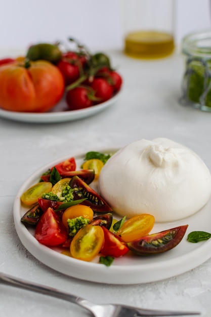 Salade de burrata italienne, tomates mûres fraîches et basilic