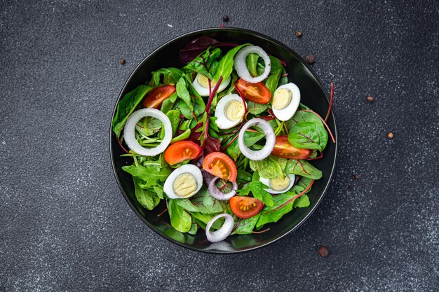 Salade de caille oeuf tomate mélange de laitue feuilles repas sain collation alimentaire sur la table copie espace nourriture