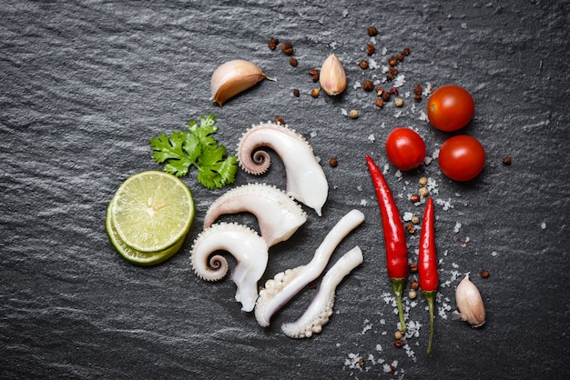 Salade De Calamars Aux Herbes Citronnées Et épices Sur Fond Sombre