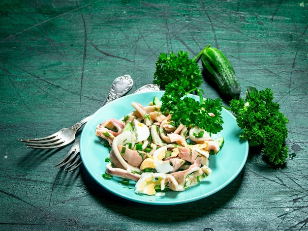 Salade de calamars, concombres et légumes verts.
