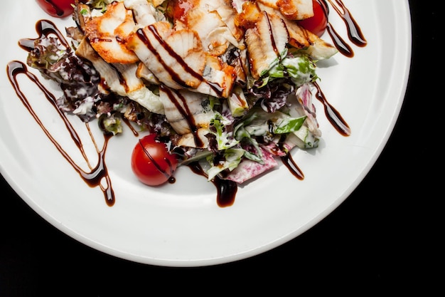 Salade de calmars laitue chou tomates cerises et sauce Photo pour livre de recettes restaurant