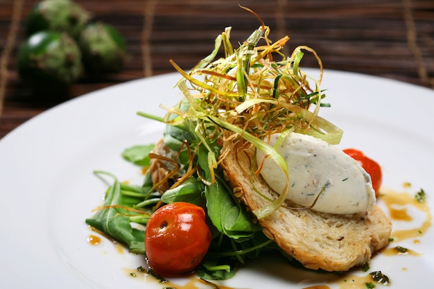 Salade de campagne avec pain grillé et fromage de chèvre.