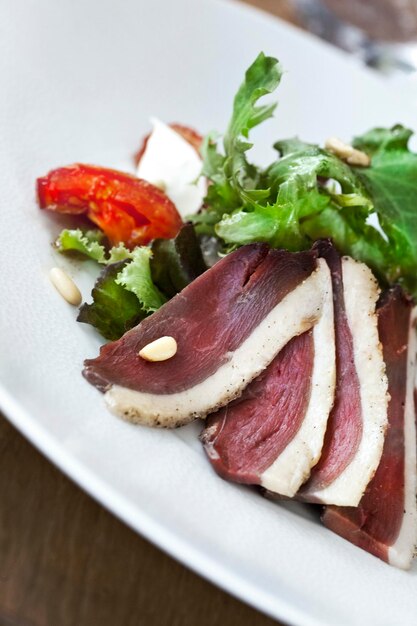 Salade de canard sur une assiette