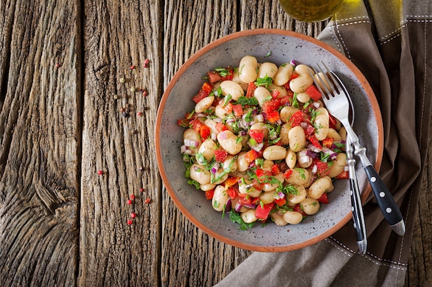 Salade de cannellini aux haricots blancs. Salade végétalienne. Mise à plat. Vue de dessus.