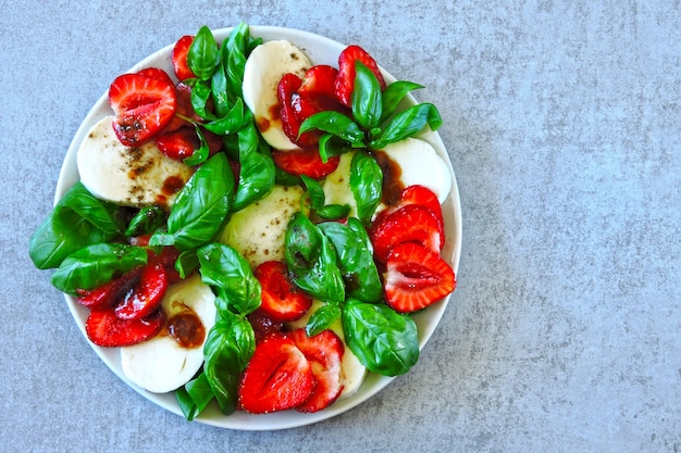 Salade Caprese aux fraises Salade d'été saine