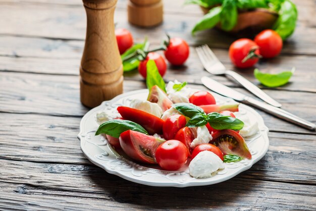 Salade caprese aux tomates, basilic et mozzarella