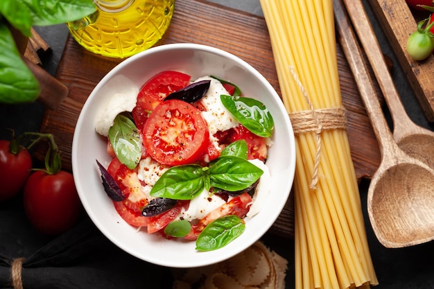 Salade caprese aux tomates fraîches basilic du jardin et fromage mozzarella