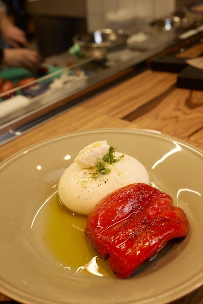 Salade caprese aux tomates fromage mozzarella basilic fond sombre gros plan vue de dessus