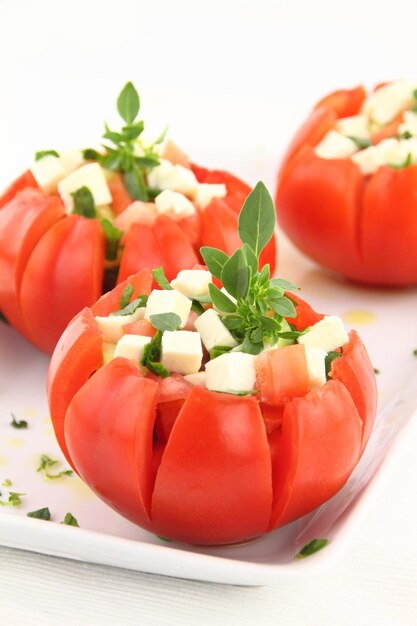 Salade Caprese aux tomates mozzarella et basilic