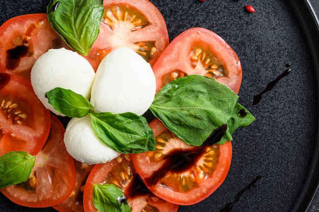 Photo salade caprese aux tranches de tomate et mozzarella