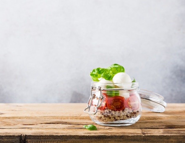 Salade Caprese dans un bocal en verre.