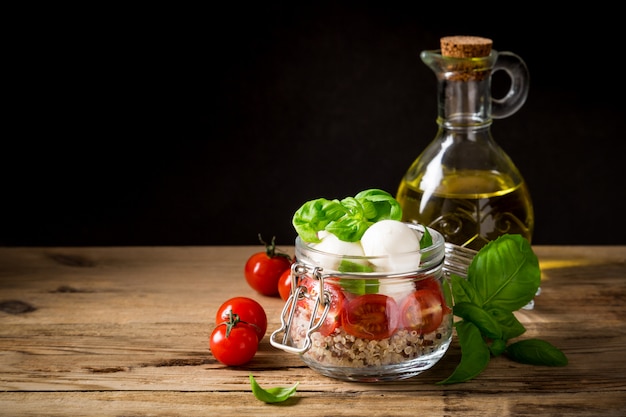 Salade Caprese dans un bocal en verre.