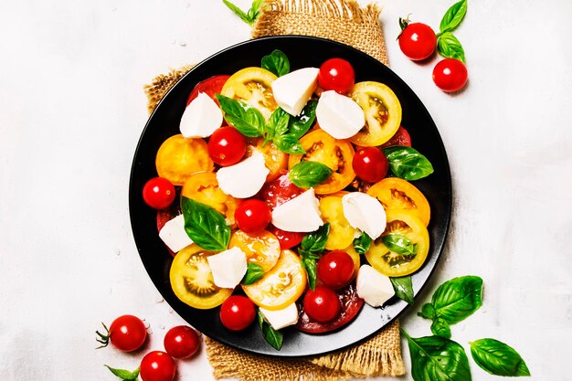 Salade caprese sur fond gris vue de dessus