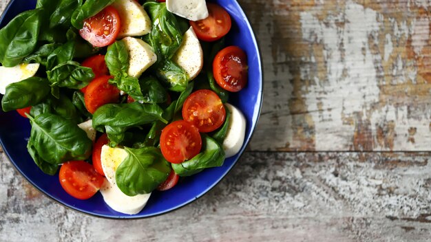 Photo salade caprese fraîche aux tomates cerises.