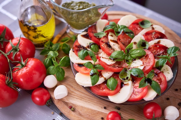 Salade Caprese fromage mozzarella en tranches et tomates