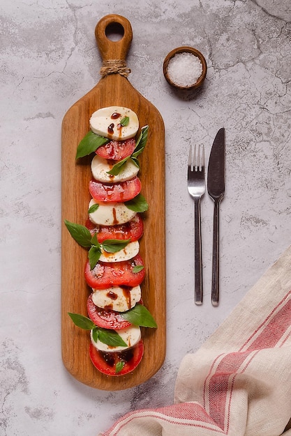 Salade caprese italienne avec tranches de tomates mozzarella basilic huile d'olive