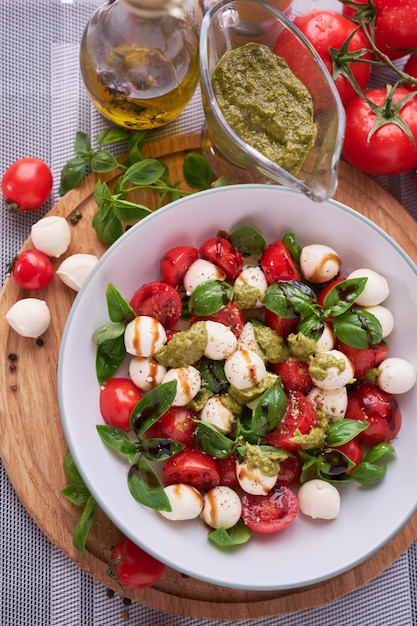 Salade Caprese Mini fromage mozzarella dans un bol en verre tomate et basilic