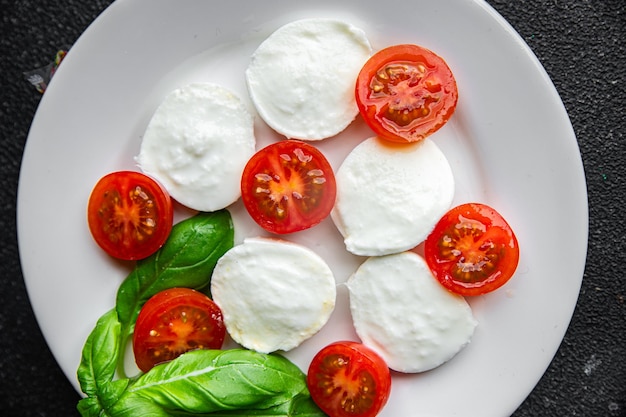 salade de caprese mozzarella tomate basilic nourriture fraîche savoureuse saine cuisine apéritif repas nourriture