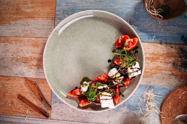 Photo salade caprese avec salakis de viande de cheval