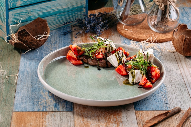 Salade caprese avec salakis de viande de cheval