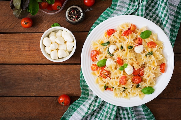 Salade caprese à la tomate, la mozzarella et le basilic