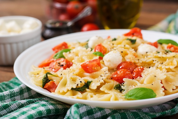 Salade caprese à la tomate, la mozzarella et le basilic