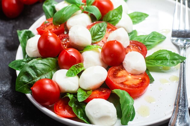 Photo salade caprese à la tomate mozzarella et basilic