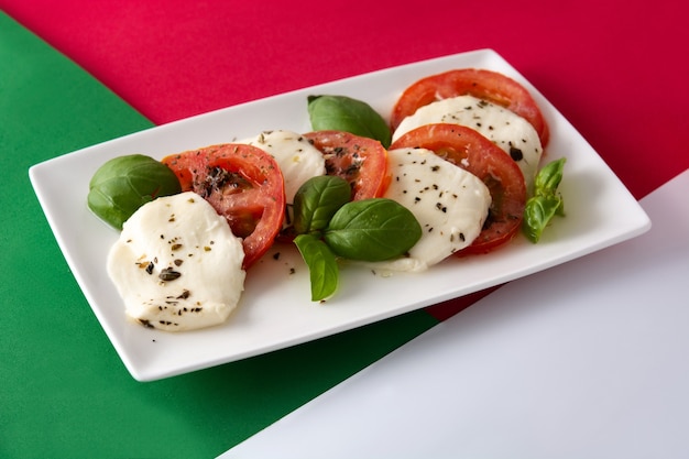 Salade caprese traditionnelle à la tomate et à la mozzarella